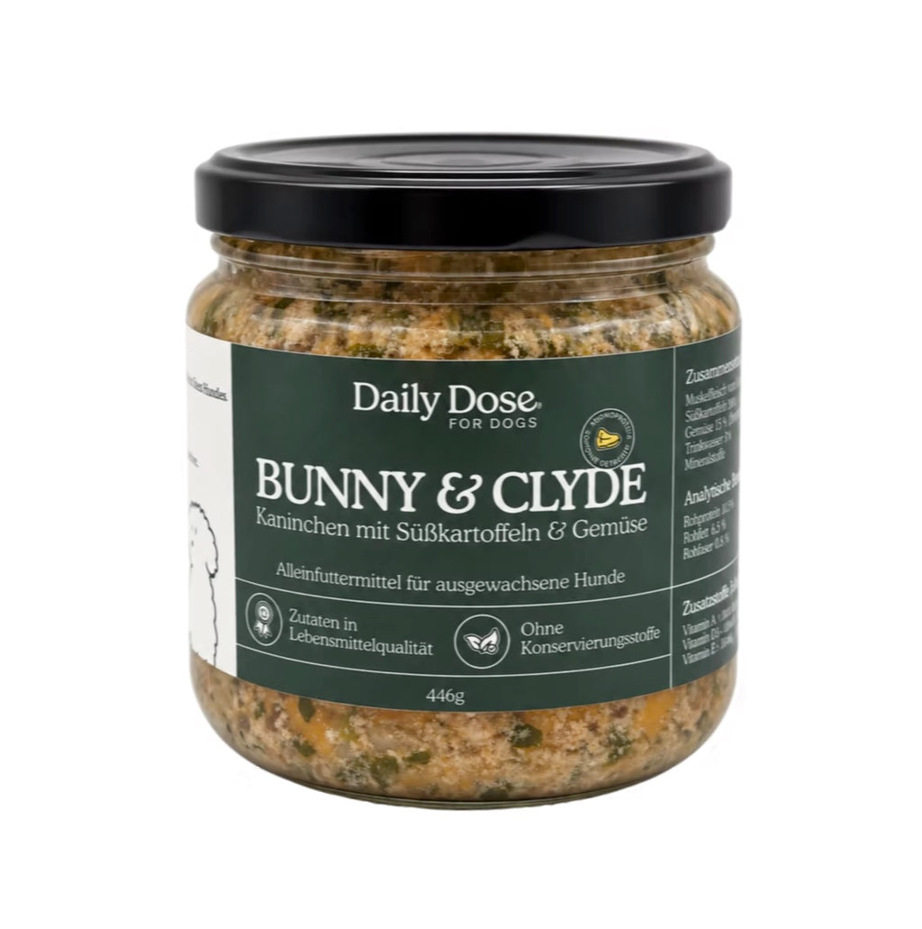 Daily Dose for Dogs. Daily Dose by Menzi. Hundefutter. Kaninchen mit Süsskartoffeln & Gemüse. Bunny & Clyde. Sensible Hunde. Glas. 446g. 720g.